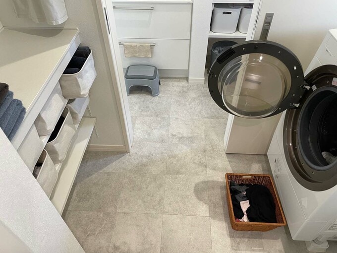 洗濯乾燥機の前の棚