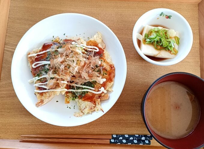 お好み焼き+味噌汁+冷奴のランチ