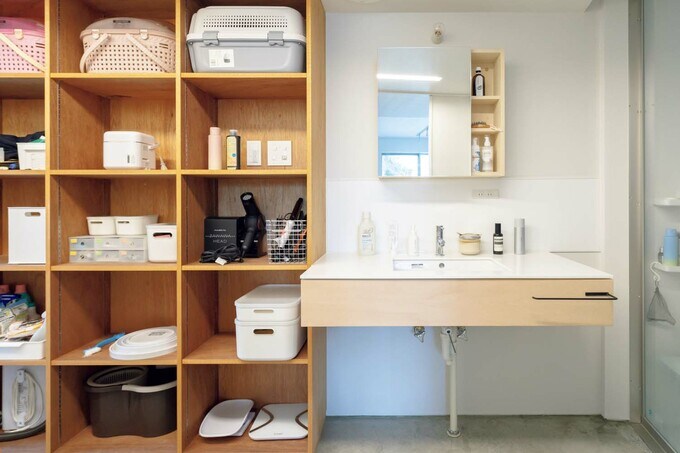 洗面室まで続く棚