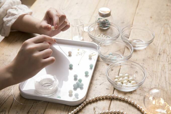 アクセサリーを作る様子