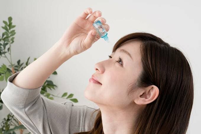 目薬をさす女性