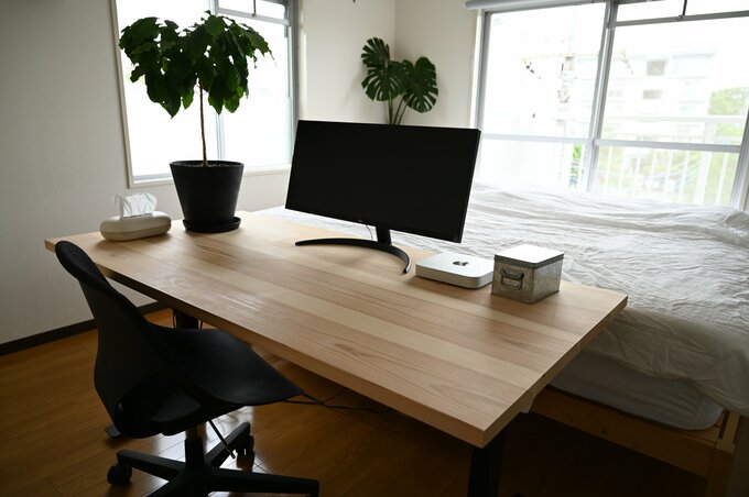 シングルベッド2台＋大きめデスクもゆったり置ける、8畳の寝室兼ワークスペース