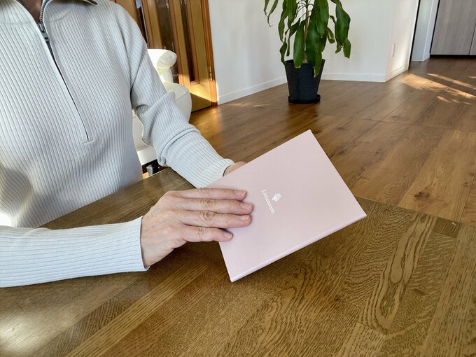 本を持っている手