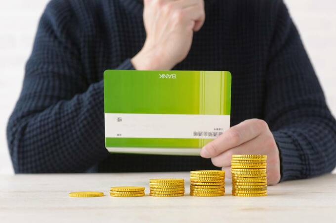 通帳の前に重ねたお金