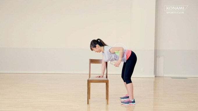椅子を使ってストレッチ