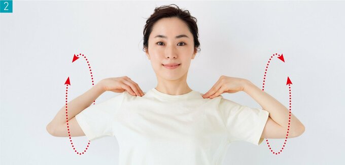 手をのせたまま大きな円を描く女性