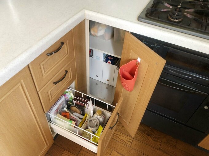 食品やラップなどのストックはこのスペースだけ