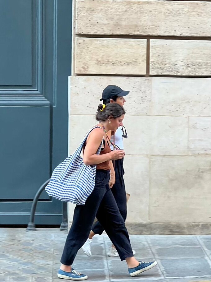 街中を歩くパリの人たち