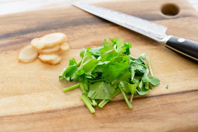 パクチーはざく切りに、しょうがは皮つきのまま薄切りにする。