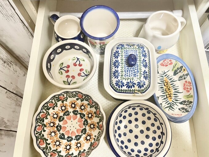 食器棚でのつっぱり棒の用例