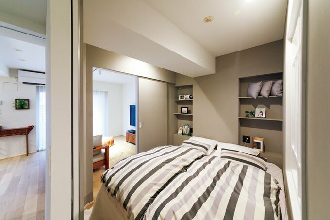 2か所に引き戸があるコンパクトな寝室