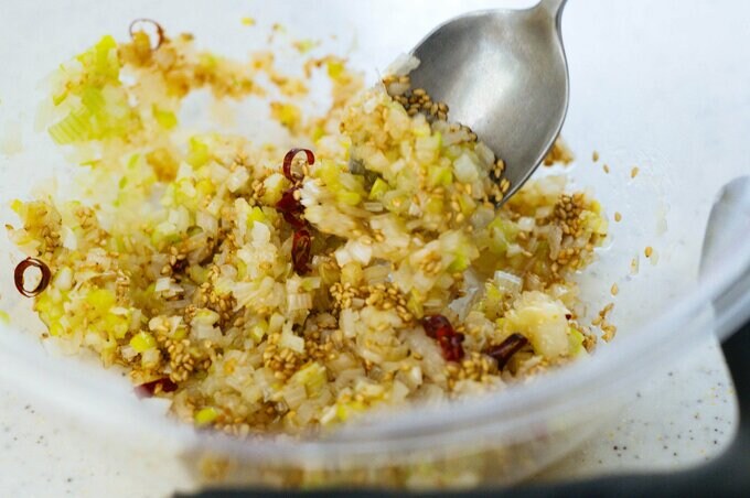 ねぎ塩だれを作る