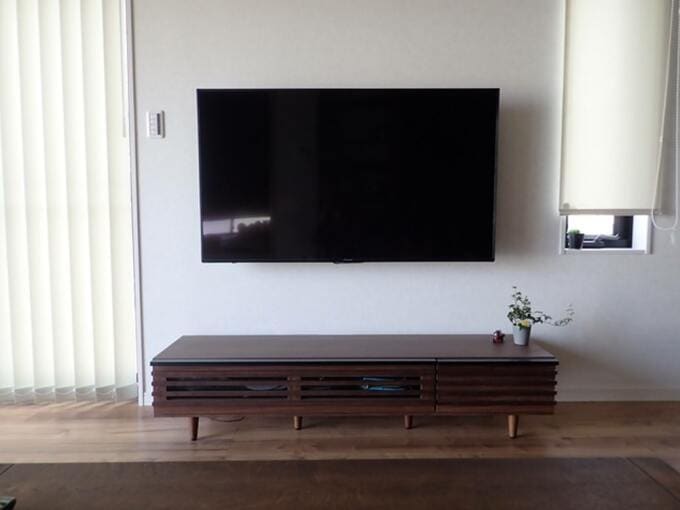 高さがピッタリの壁かけテレビ