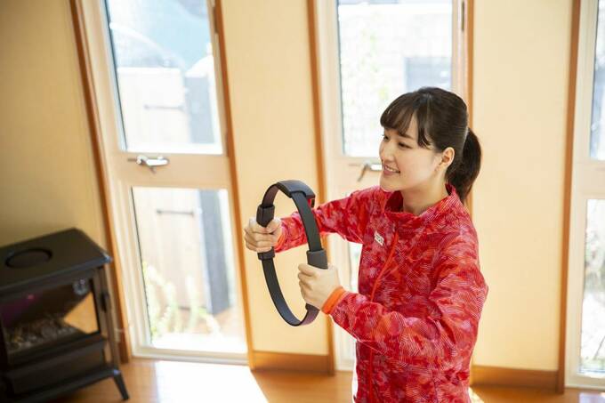 ゲームで体を鍛える女性