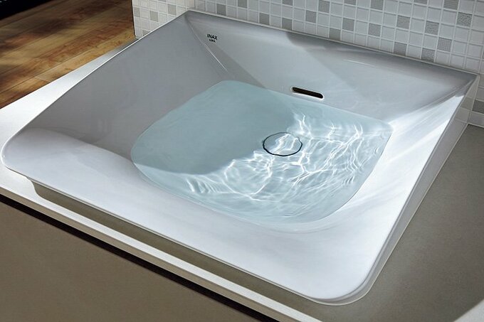 緩やかな曲線を描くボウル