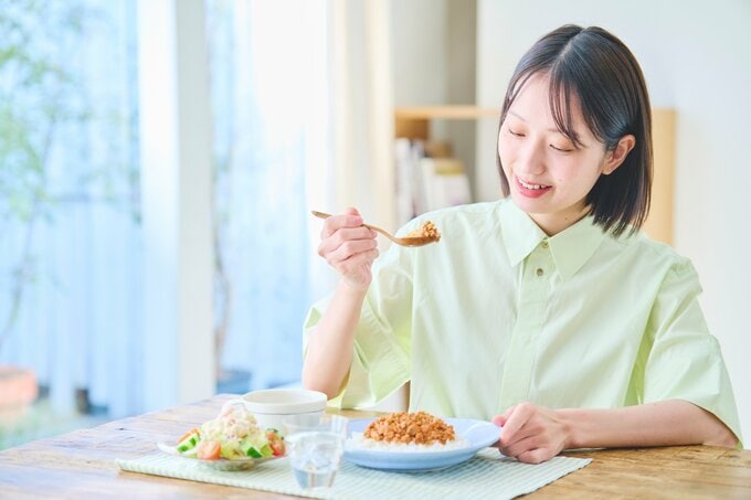 カレーを食べる長谷川さん