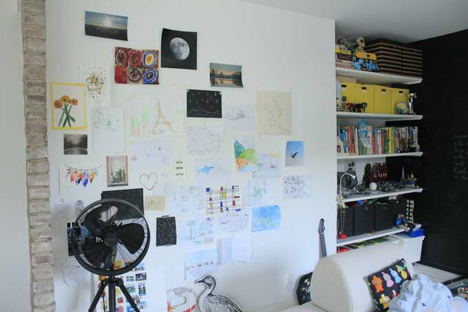 壁に子どもの絵や作品、写真を飾っている様子