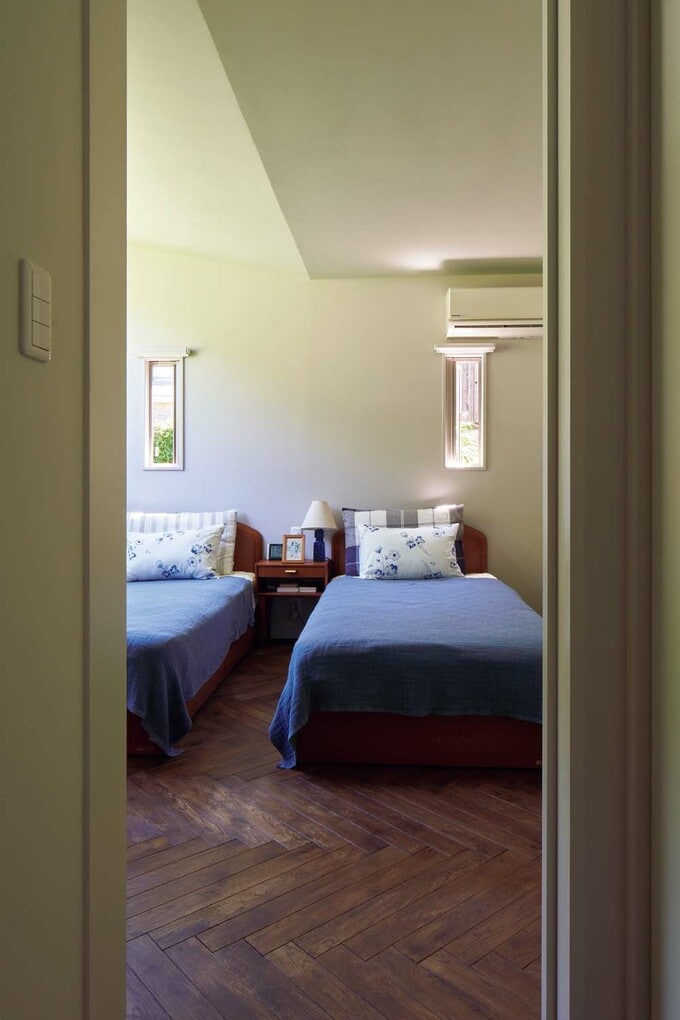 東側にスリット状の窓を配置