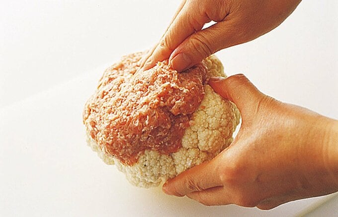 カリフラワーにひき肉ダネを詰める