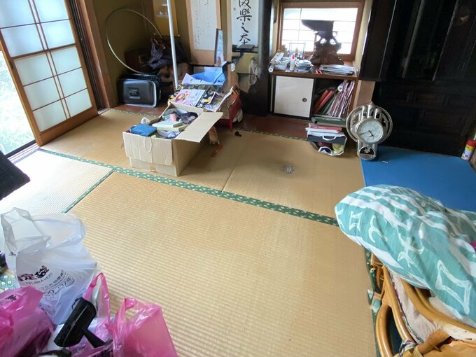 片付け中の和室。ほとんどが使いものにならず、ただ捨てるだけでした