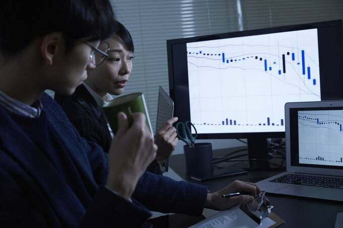 パソコンの前に男女