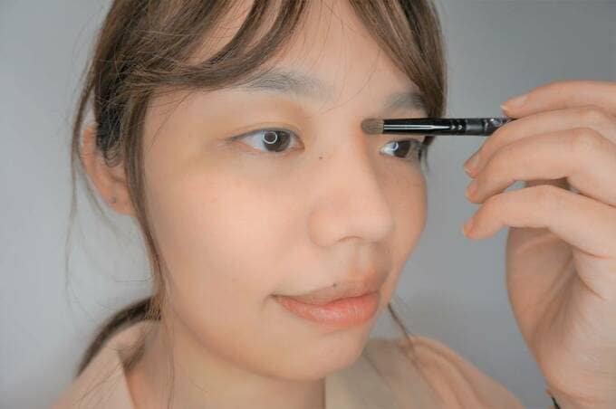 アイシャドウをする