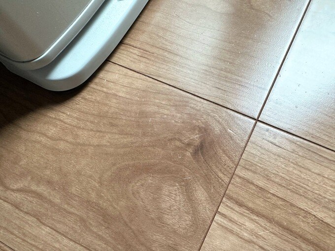 小さな傷がついてしまった冷蔵庫前のフローリング