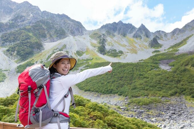 登山をする女性