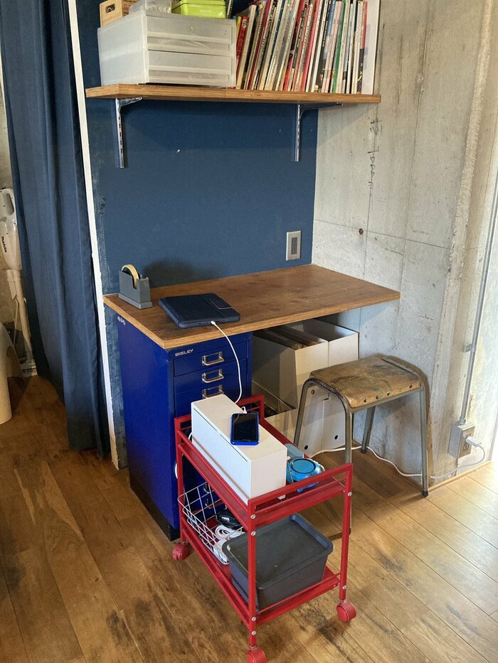 リビング学習机を兼ねるスマホ等充電棚 - 静岡県の家具
