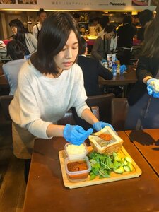 用意された具材(チーズ、トマトソース、アボカド、ベビーリーフ)を、中身をくり抜いた食パンの中に入れていきます
