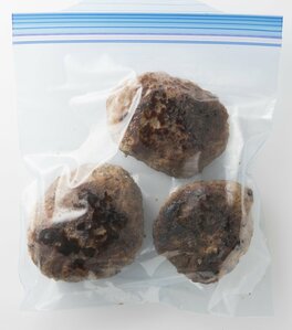 空気を抜きながら密閉し、冷凍する