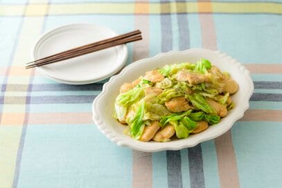 旬の「春キャベツ」を使ったオイスター炒め。簡単で満足度の高い野菜レシピ2品