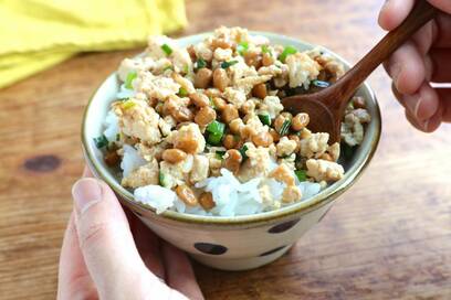 「納豆鶏そぼろ」は最高のおかず！ご飯もそうめんも豪華に感じる