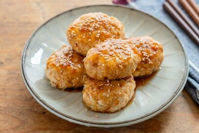 お月見の食卓に！豆腐と鶏ひき肉でつくる、「照り焼きつくね」レシピ。冷めてもふわふわでおいしい