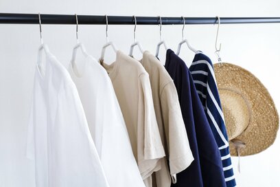 60代ミニマリストは夏服「9着」で暮らす。買うのは定番品のみ、衣替えはほとんどしない