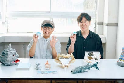 サメ好き芸人・ココリコ田中さん×サメ絵本作家・こたさんの「一生の宝物」5つ。さかなクンからもらった超貴重なものとは