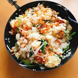 カリカリのおこげが出現！フライパンごと出して盛り上がる焼きビビンバ