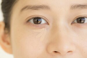 動きの多い目元はリキッドを薄くのばす