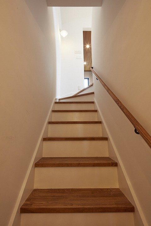 光が差し込む階段室