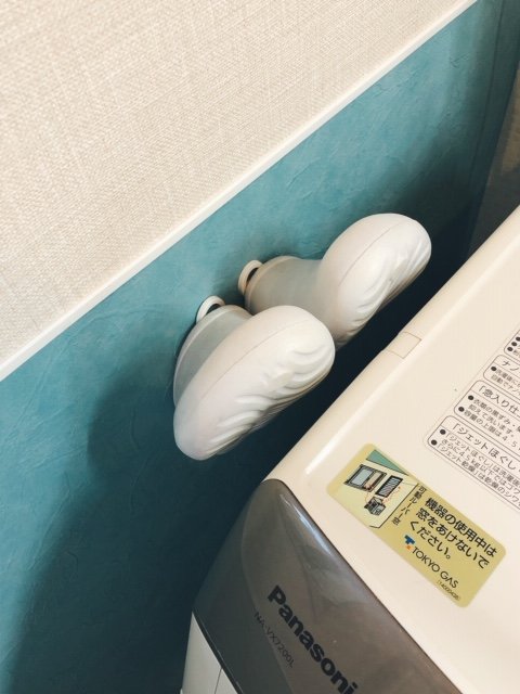 フックにお風呂掃除用のサンダルをぶら下げる