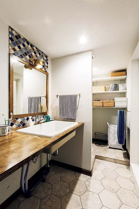 床がハニカムタイル貼りの洗面室