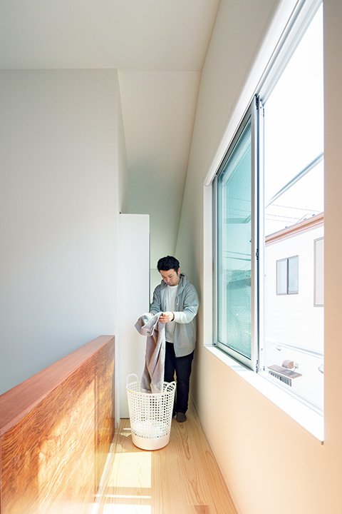 窓の外に物干しバーを設置