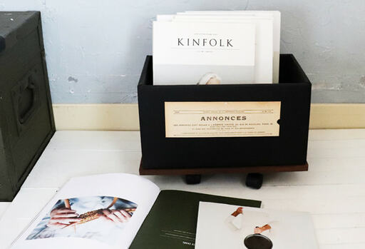 雑誌や書籍のような重量のあるものの収納も難なくこなす収納ボックス