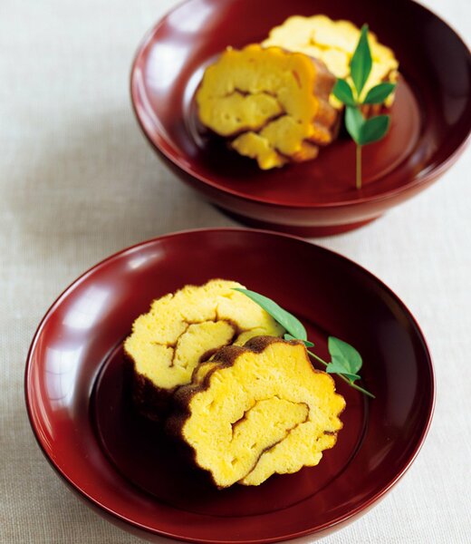 器に盛りつけられた伊達巻き