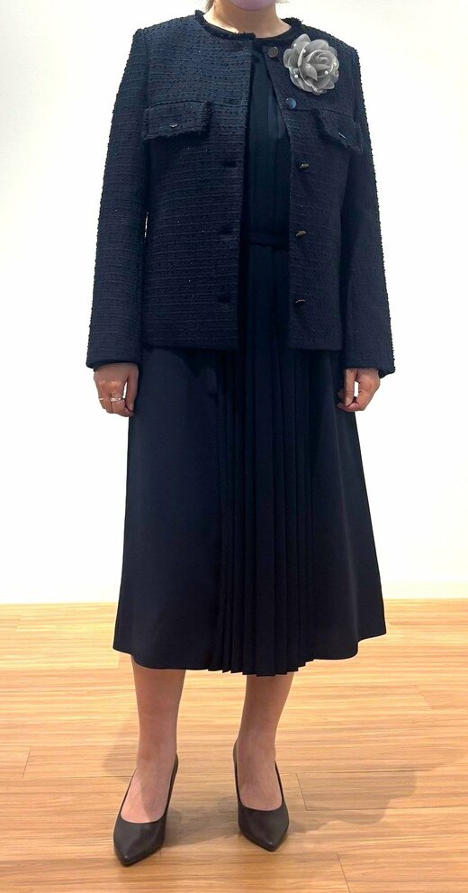 ツイードジャケットとプリーツスカートを合わせた、オールネイビースタイル。