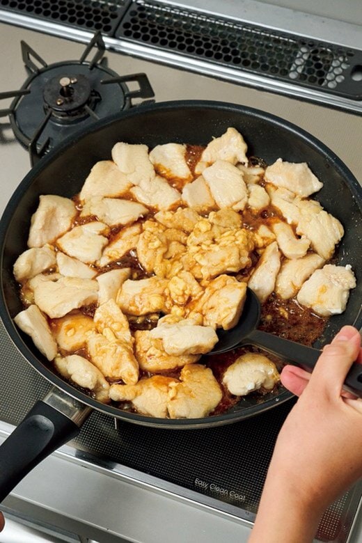 鶏肉とタレをからめる