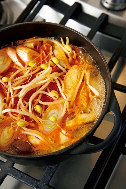 水と調味料、野菜を加えて煮る。