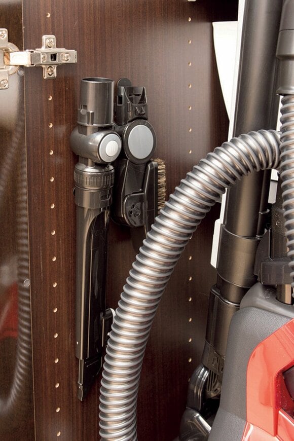 掃除グッズをS字フックでつるして収納した様子