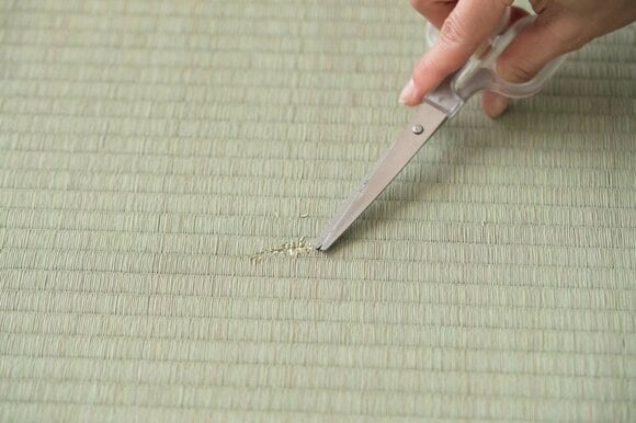 飛び出た部分をハサミでカット