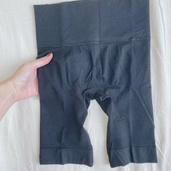 ボディシェイパーショーツを持った様子